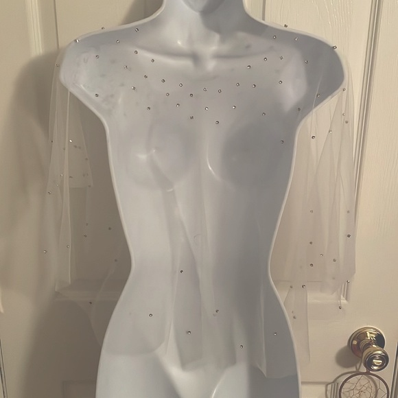 Bridal cape with Swarovski crystals - Picture 9 of 15